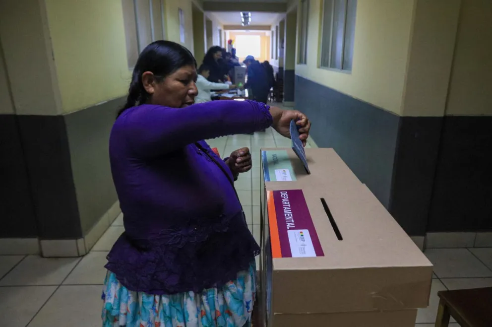 Una mujer emite su voto durante una jornada electoral en La Paz. Foto: EFE