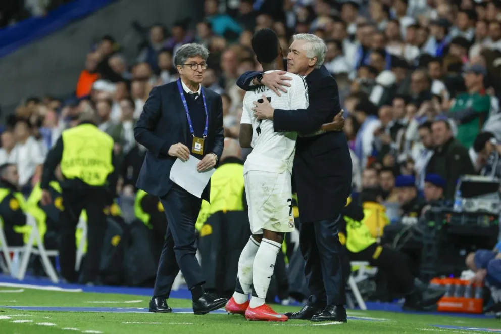 Vinicius Júnior y Carlo Ancelotti se funden en un abrazo en un partido anterior del Real Madrid. Foto: EFE