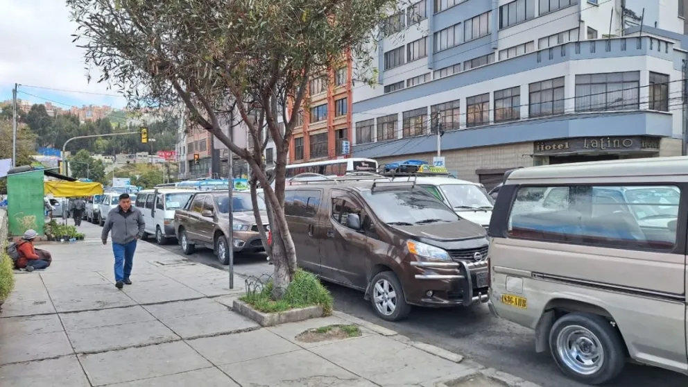 Filas para cargar combustible en inmediaciones de la Terminal de Buses de La Paz. Foto: M. Belmonte