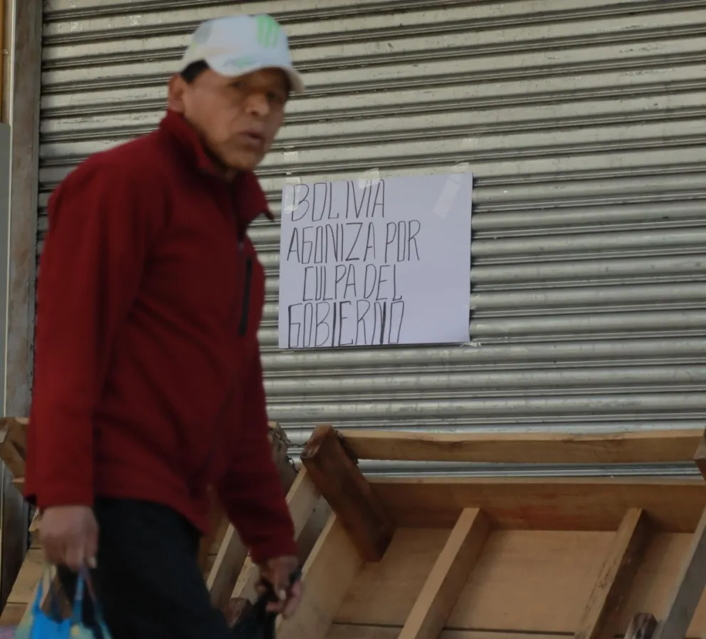 Un comercio cerrado en La Paz, con un mensaje. Fotos: APG