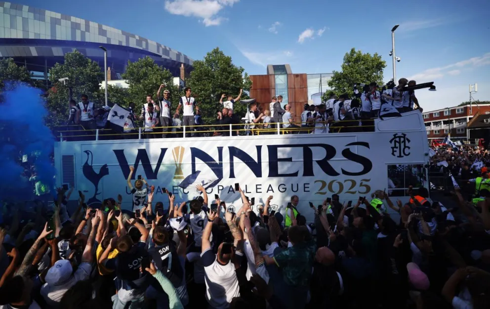 El equipo y el cuerpo técnico del Tottenham Hotspur viajan en un autobús descapotable para celebrar su título. Foto: EFE.