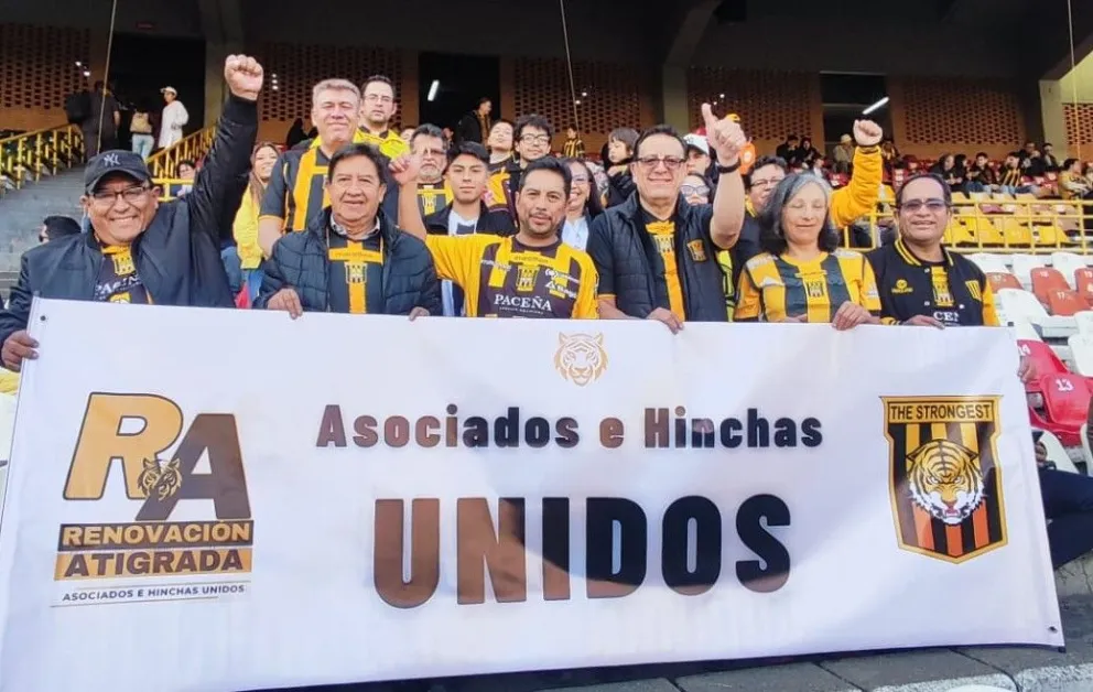 Miembros de la fórmula Renovación Atigrada en el estadio Hernando Siles. Al centro aparece Cristhian Foto: RA