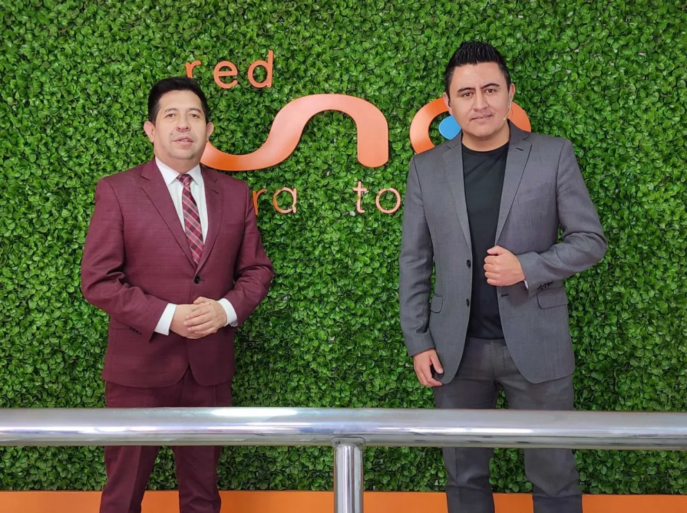 Mauricio Caballero (izq.) y Pablo Javier Bustillo, periodistas de la Red Uno. Foto: Red Uno