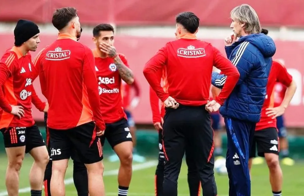 El técnico Garce ahabla con sus jugadores en la fecha FIFA de marzo. Foto: 24 hrs.