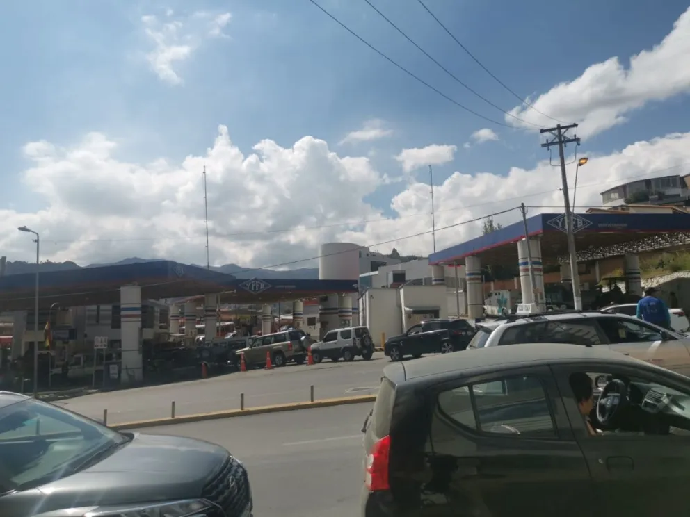 Filas por combustible en la estación de servicio de Cota Cota en semanas pasadas. Foto: Marco Belmonte.
