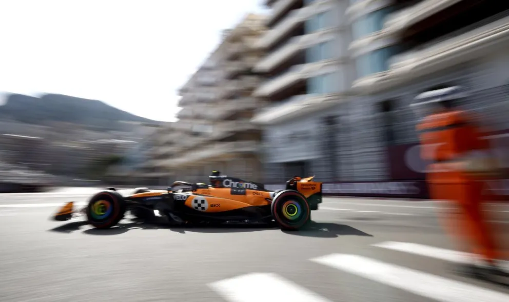 El McLaren conducido por Lando Norris se desplaza en el trazado urbano de Montecarlo en la clasificación de este sábado. Foto: EFE