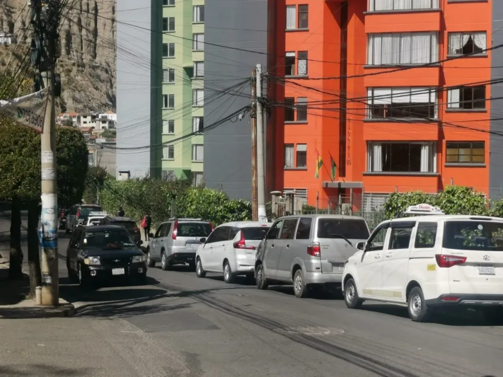 Filas de vehículos que dan la vuelta hasta Cota Cota para cargar gasolina en la estación de servicio de Los Pinos. Foto: Marco Belmonte