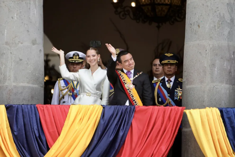 El presidente de Ecuador, Daniel Noboa (d), saluda junto a su esposa, Lavinia Valbonesi (i), desde un balcón del Palacio de Carondelet tras ser investido como presidente de Ecuador este sábado, en Quito (Ecuador). Foto: EFE