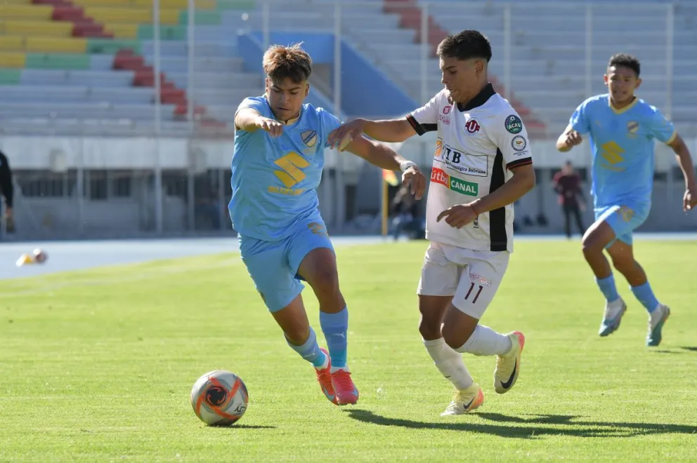 John Velásquez elude a su marcador en el partido jugado en Cochabamba. Foto: APG