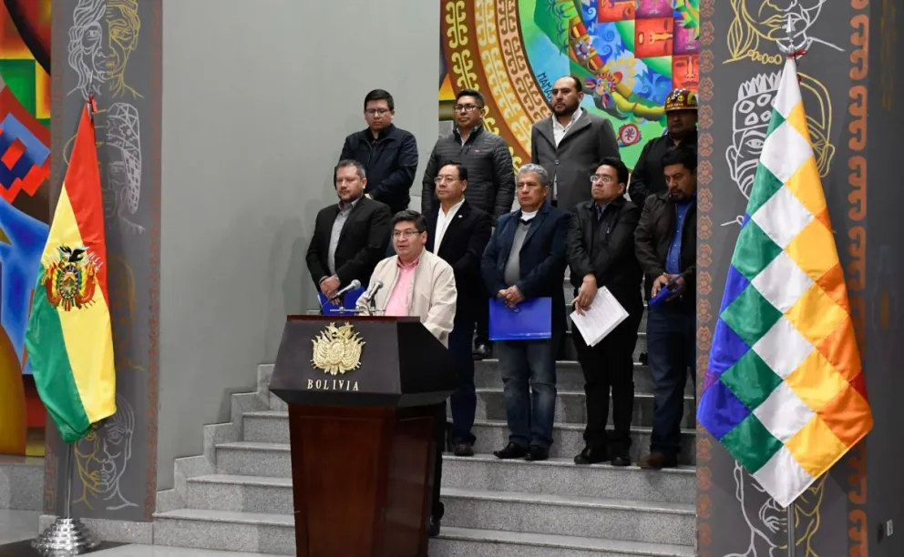 El ministro de Economía, Marcelo Montenegro, explica el alcance de los Decretos aprobados el viernes por el gabinete.  Foto: Ministerio de Economía.