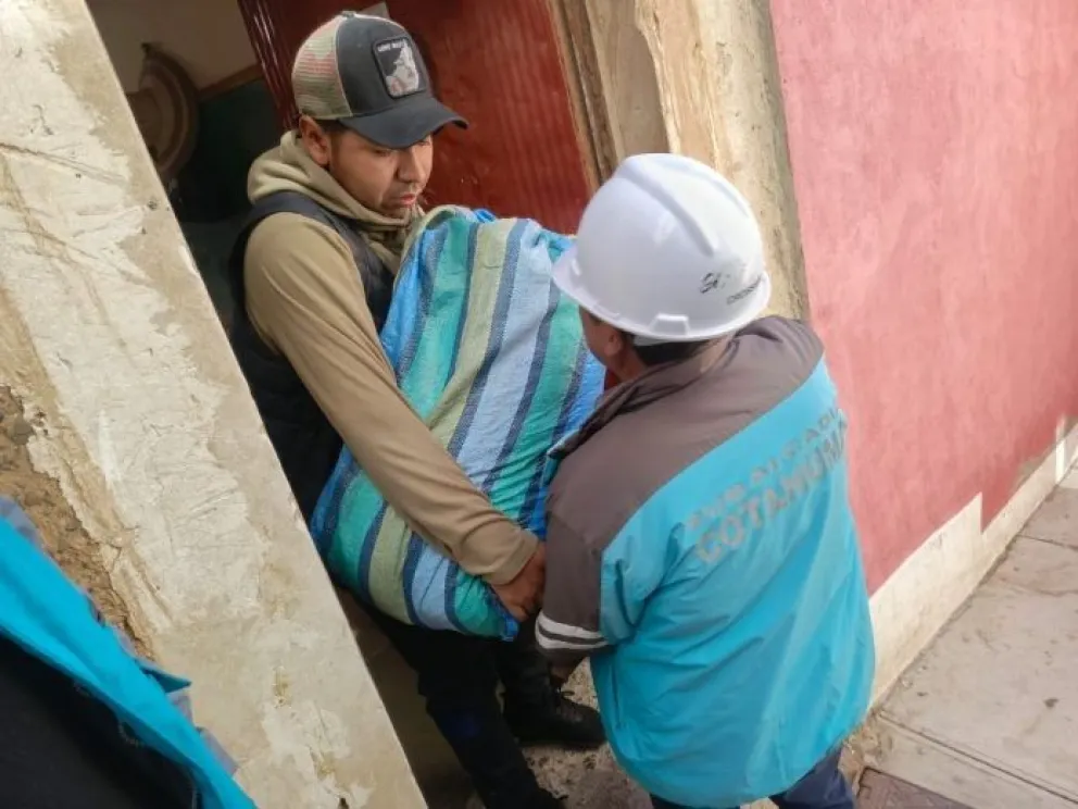 Funcionarios municipales ayudan a los damnificados. FOTO: AMUN 