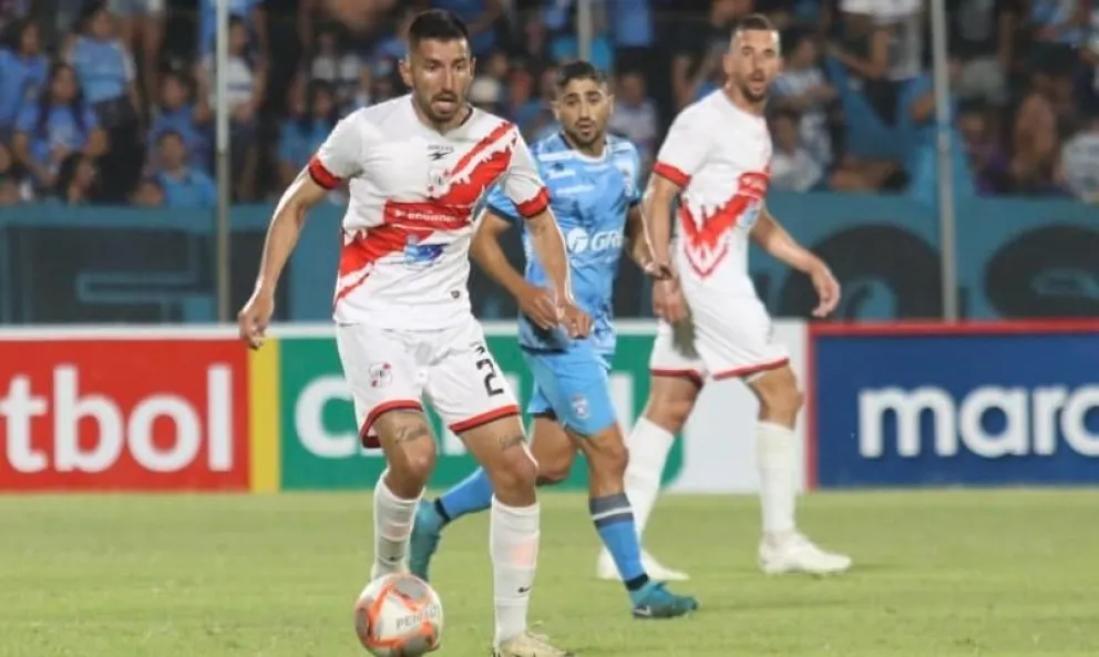 {Oscar Baldomar, jugador de Nacional Potosí, controla el balón en una salida desde su campo. Foto: Agencia Marka Registrada.