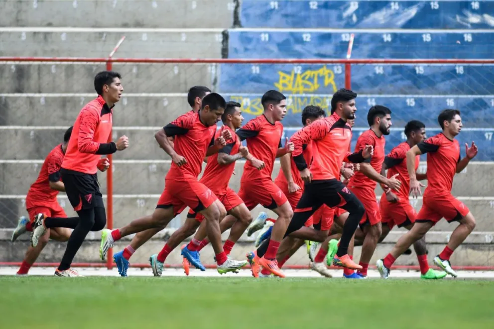 Jugadores de la banda roja en un entrenamiento de la semana en Villa Ingenio. Foto: Always Ready. 
