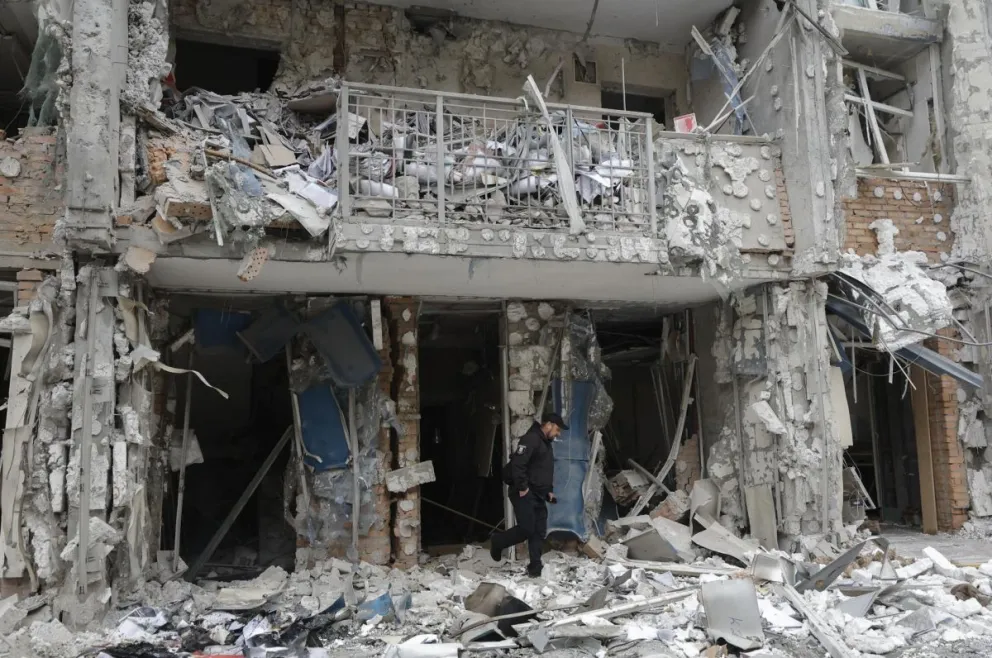 Equipos de rescate ucranianos trabajan en un edificio residencial alcanzado por un dron durante un ataque nocturno en Kiev, Ucrania, 25 de mayo de 2025. Foto: EFE