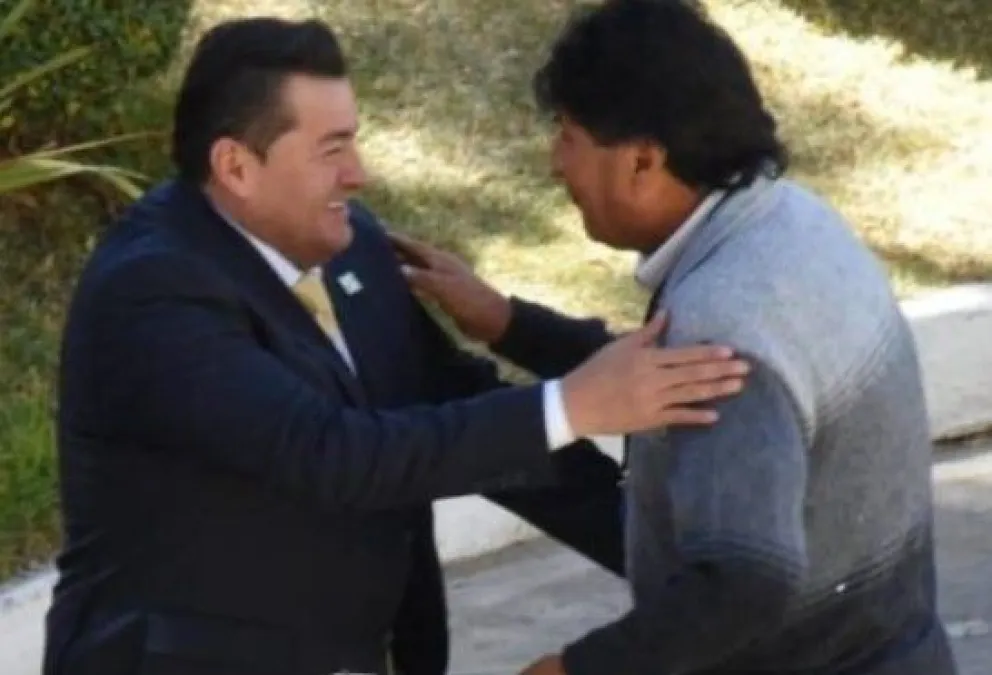 Fernández y Morales se saludaron en un encuentro del TSE en julio de 2024. Foto: Archivo APG