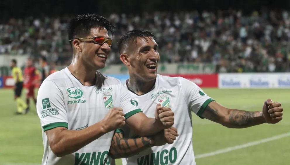 Cristaldo (con gafas) y Centurión celebran el gol en la noche de Montero. Foto: APG