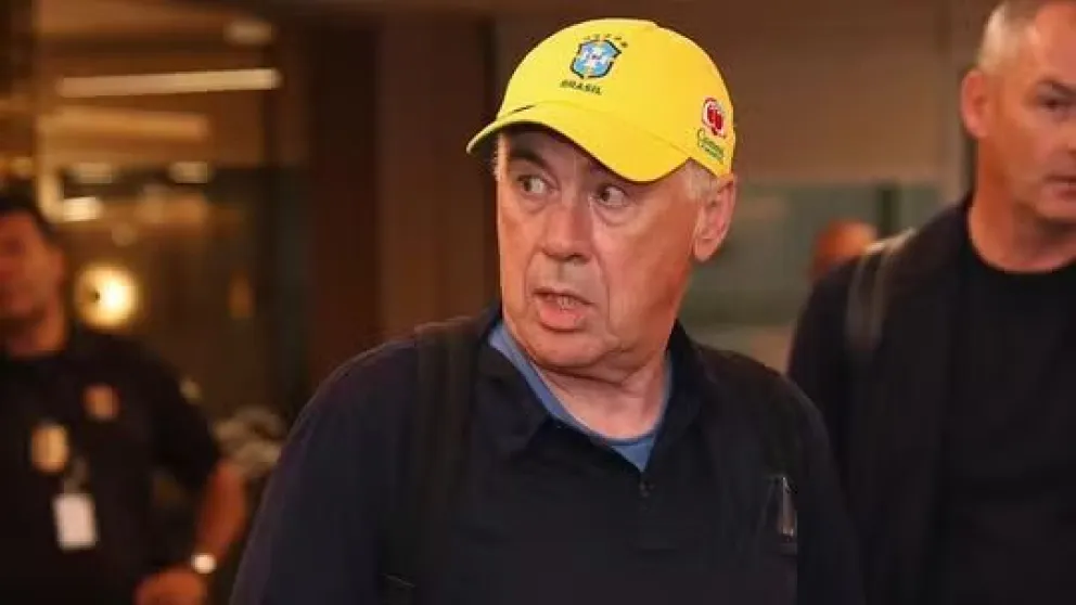 Carlo Ancelotti con una gorra de la CBF a su llegada a Río de Janeiro. 