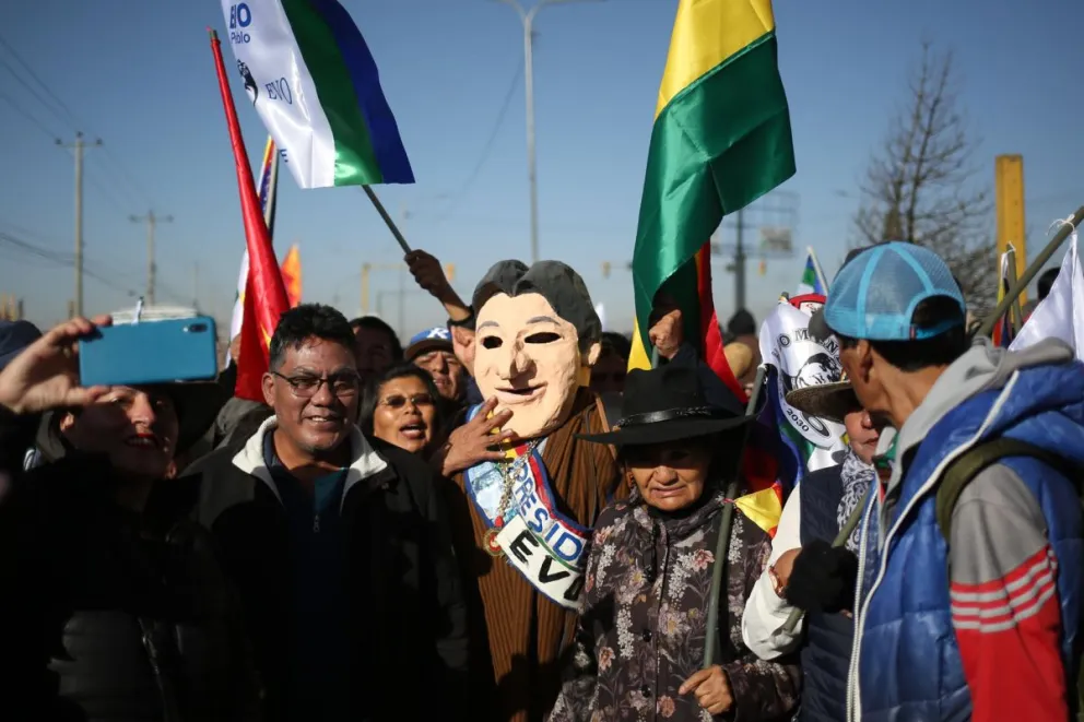 Simpatizantes del expresidente Evo Morales (2006-2019) marchan en apoyo a la candidatura del exmandatario este viernes, en El Alto. Foto: EFE