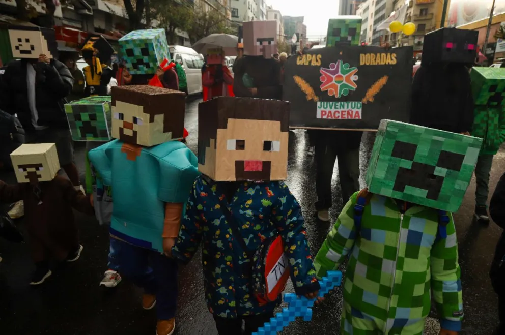 Personas disfrazadas como personajes del videojuego Minecraft participan en el desfile por el Día del Orgullo Friki este domingo, en La Paz. Foto: EFE
