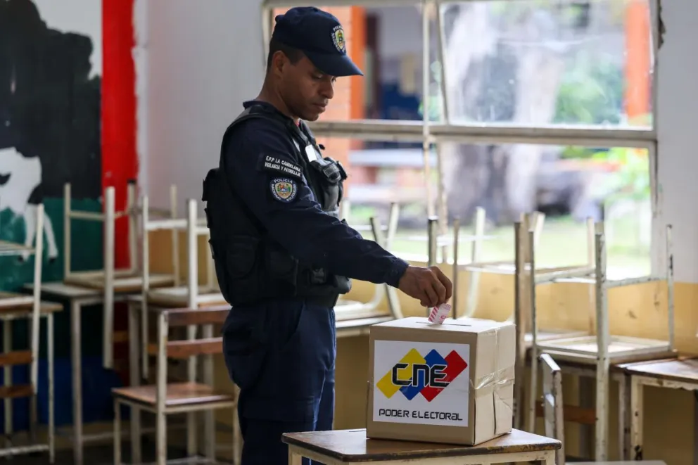 Un integrante de la Policía Nacional Bolivariana vota este domingo, en Caracas. Foto: EFE