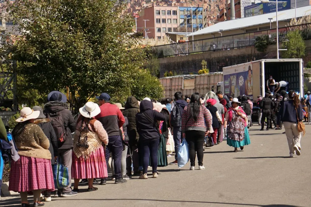 Personas hacen fila en una tienda de Emapa en La Paz. Foto: APG