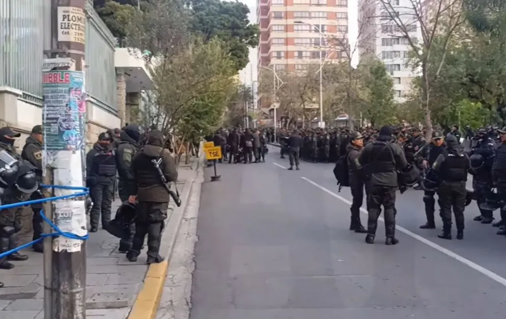 Policías en inmediaciones del TSE, este lunes. Foto: Captura de video