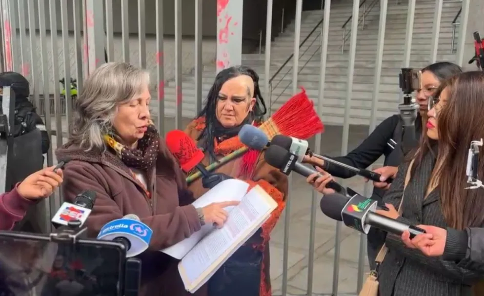 Helen Álvarez y María Galindo, este lunes en la Asamblea Legislativa. Foto: Captura de video