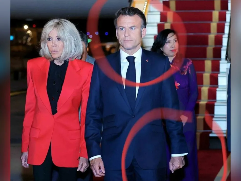 Macron y su esposa al bajar del avión. Foto: RRSS