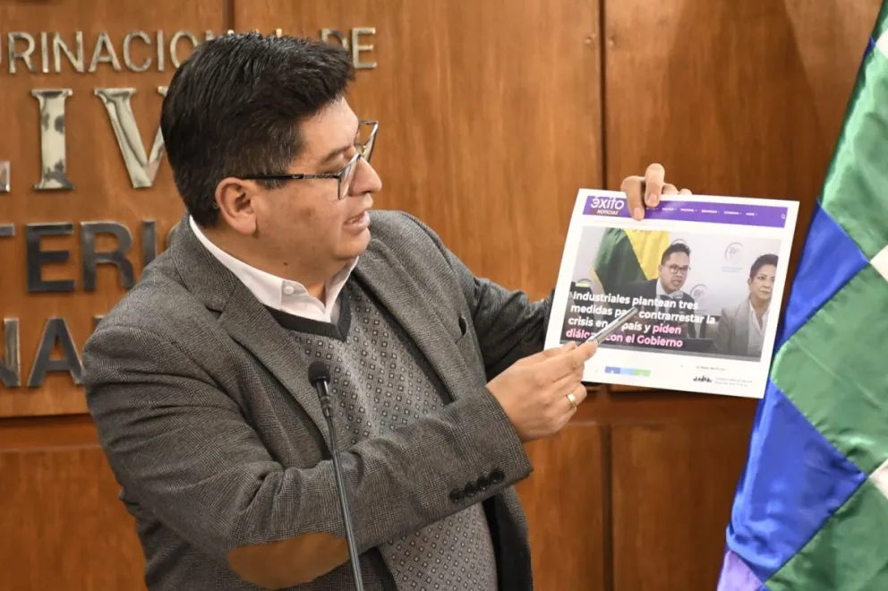 El ministro Montenegro muestra recortes de prensa con el pedido de la CNI. Foto: Ministerio de Economía