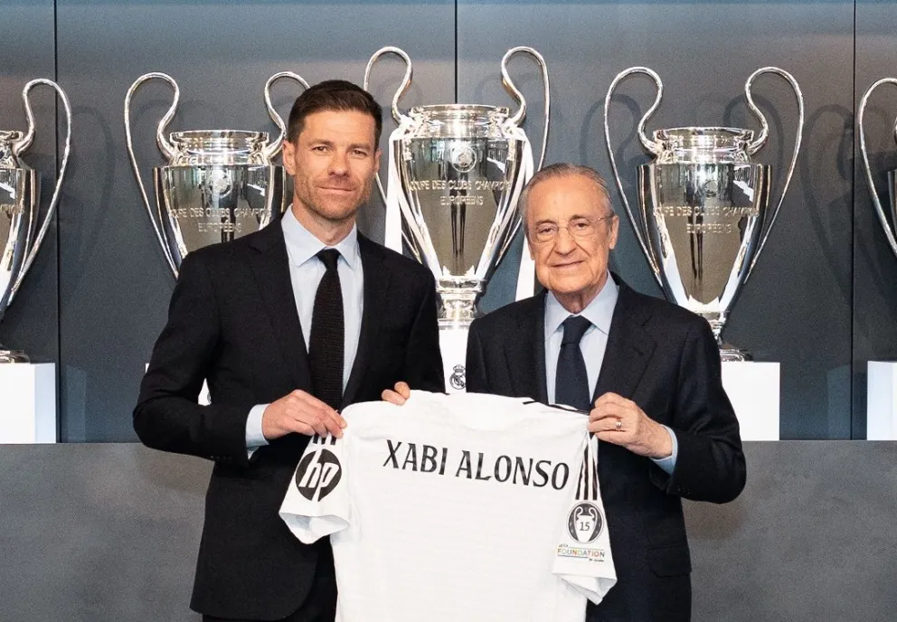 Alonso (izq.) y el presidente Florentino Pérez. Foto: Real Madrid.