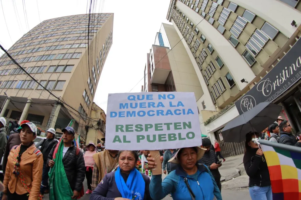 La marcha de los seguidores de Evo Morales, este lunes en el centro de La Paz. Foto: APG