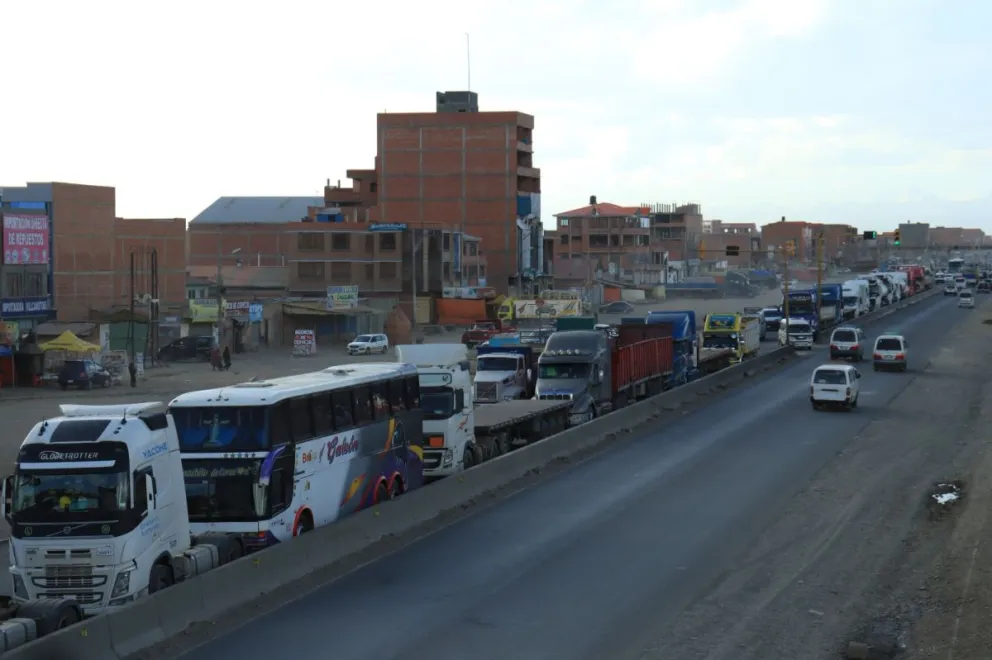 Filas por combustible de buses y camiones en la carretera La Paz-Oruro, hace algunas semanas. Foto: APG