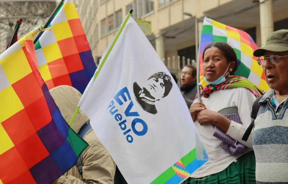 La marcha de sectores afines a Evo Morales, este lunes. Foto: APG