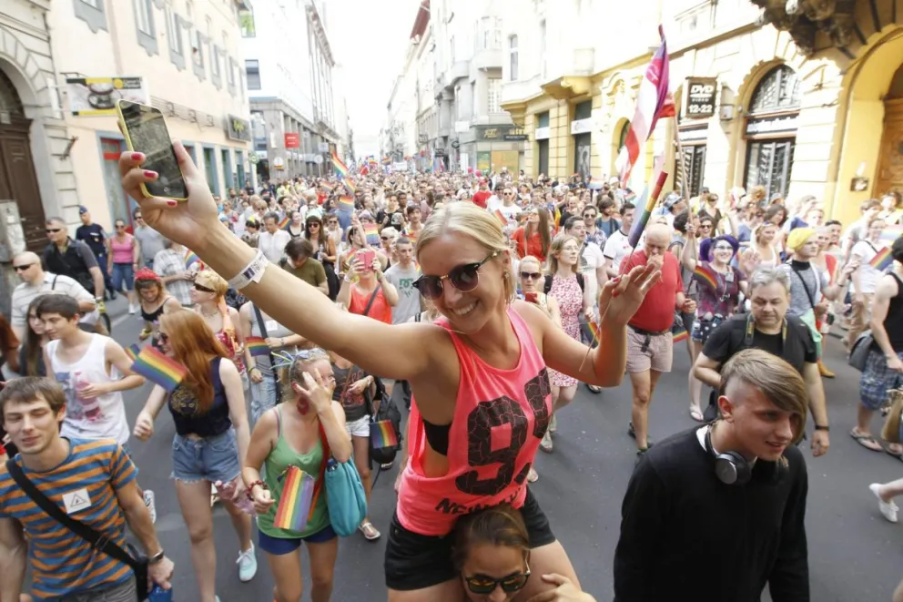 Personas caminan durante la 19ª Marcha del Orgullo Gay de Budapest, Hungría, en una imagen de archivo. Foto: EFE