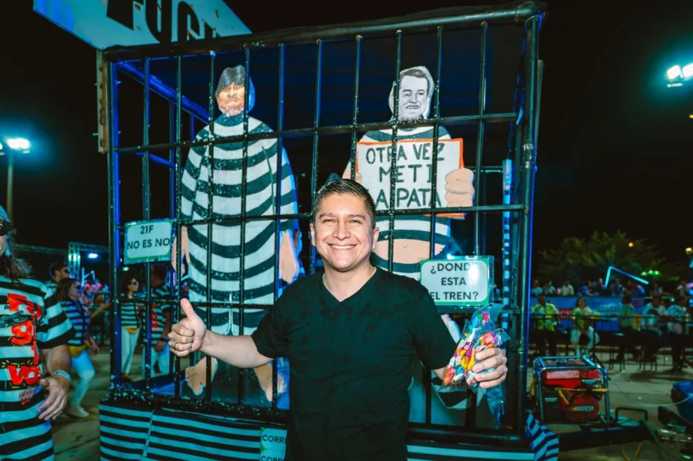 El concejal Medrano, durante un festejo por Carnaval en Santa Cruz, junto a un carro alusivo a la aprehensión de Evo y Jhonny. Foto: Juan Carlos Medrano (Facebook)