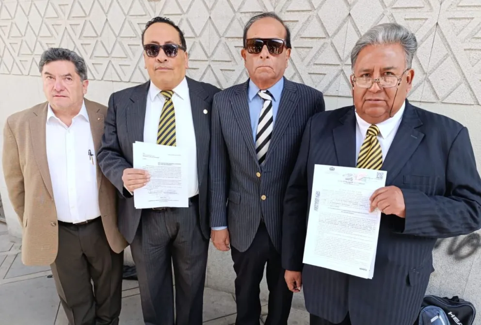 Juan Ossio (izq.); Juan José Gamarra, Martín Peláez y Juan Carlos Medrano, miembros de la Comisión Administrativa. Fotos: Sports 360