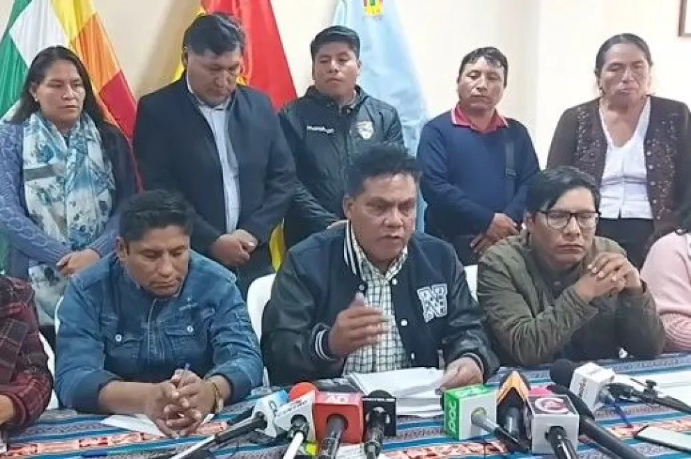 El diputado "evista" Héctor Arce, (centro) brinda conferencia de prensa. Foto: captura