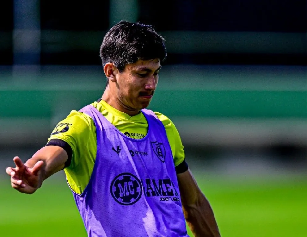 Miguel Terceros con bigotes en la práctica de este lunes en su club de Belo Horizonte. Foto: América FC