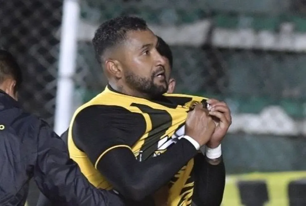Adrián Jusino celebra su gol con los hinchas agarrando el escudo del Tigre. Foto: APG. 