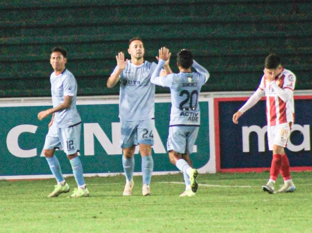 David Robles, al medio, celebra el segundo tanto de la noche para los vallunos. Foto: APG