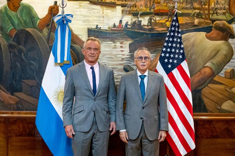 El secretario de Salud y Servicios Sociales de Estados Unidos, Robert F. Kennedy Jr. posa junto al ministro de Salud de Argentina, Mario Lugones, durante una reunión el lunes, en Buenos Aires. Foto: EFE