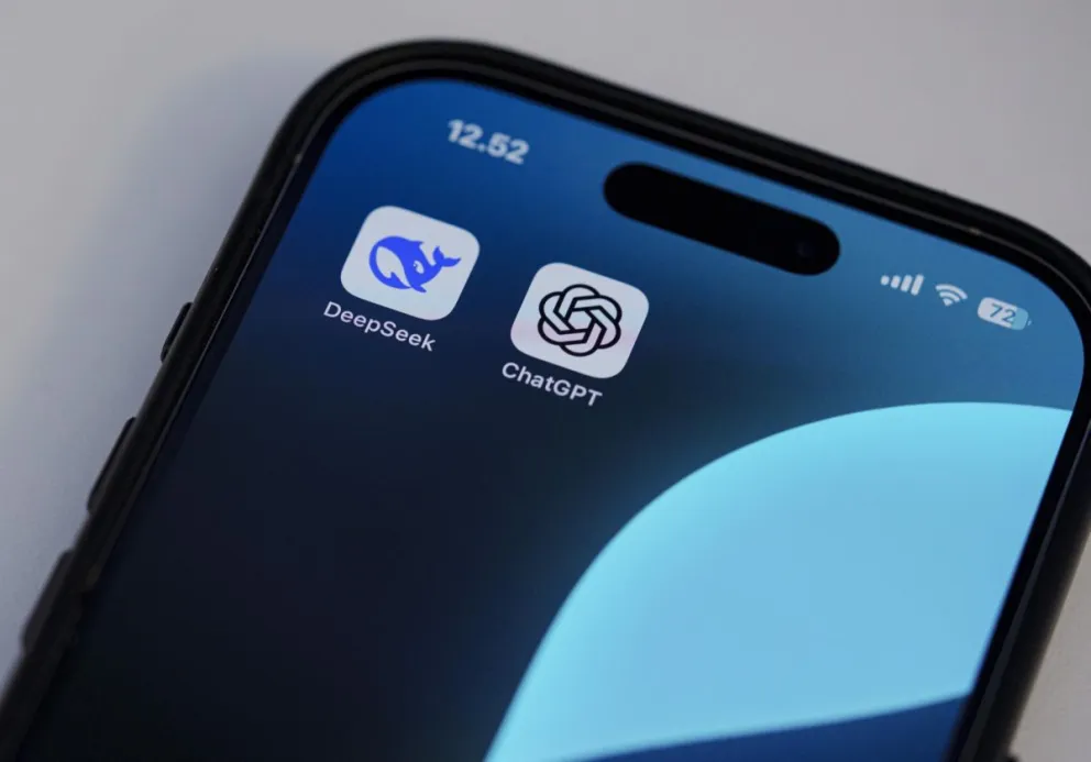 Un celular con los logos de la aplicaciones de IA china DeepSeek y americana ChatGPT. Foto: EFE