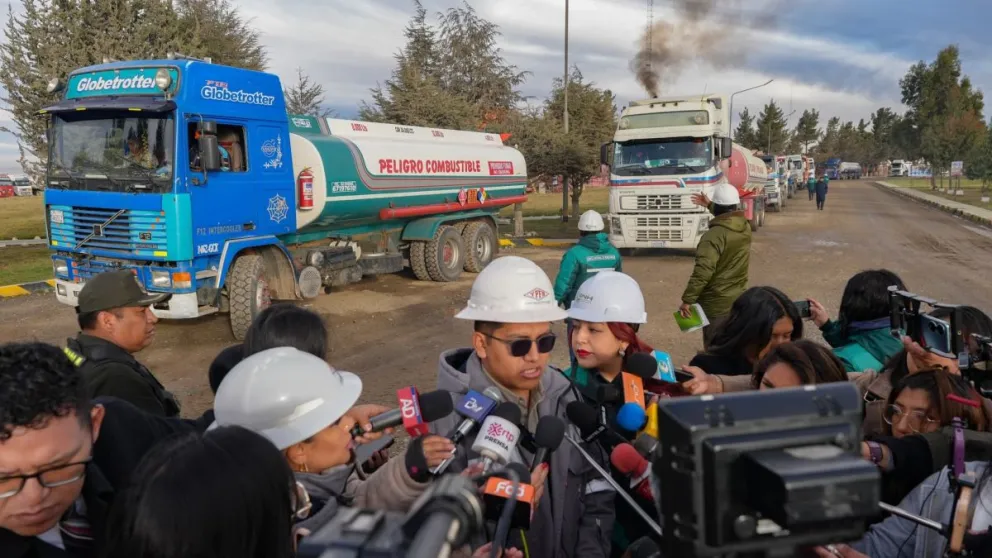 Personal de la estatal explica a la prensa la provisión de carburantes. Foto: YPFB