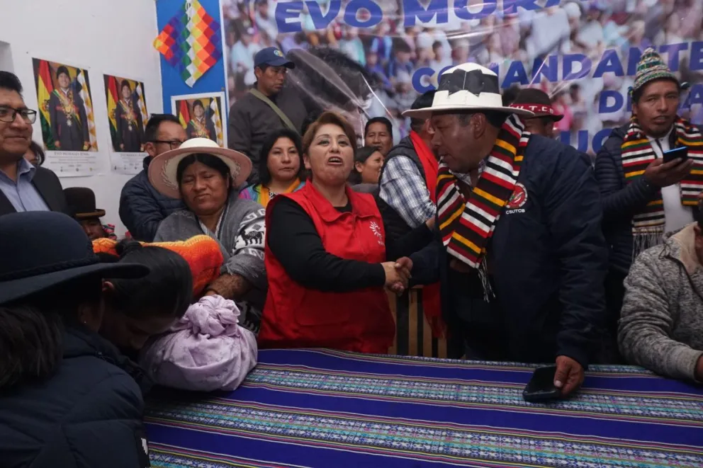 Ruth Nina con el dirigente "evista" Pedro Llanque, ayer lunes. Foto: APG