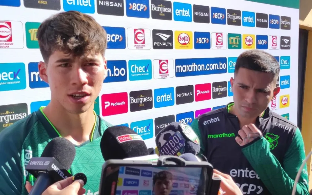 López (izq.) habla en la zona mixta ante la mirada de Cuéllar. Foto: Marcos Bonilla.