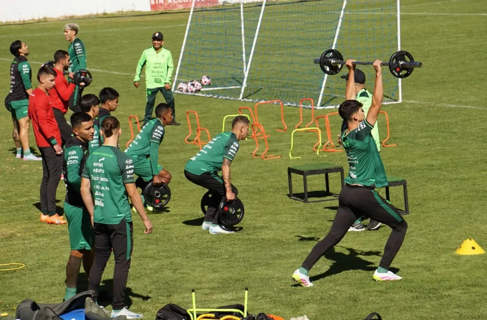 Jugadores de la Selección nacional realizan una tarea física con la que se inició la labor del martes. Foto: APG