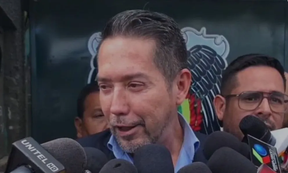 Mario Cronenbold, exjefe de campaña de Andrónico Rodríguez, declara a los periodistas tras dejar la Fiscalía. Foto: Captura