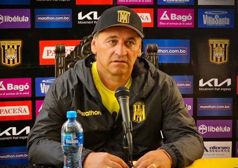 Carlos Bustos, el técnico de The Strongest, durante una conferencia de prensa. Foto: club The Strongest