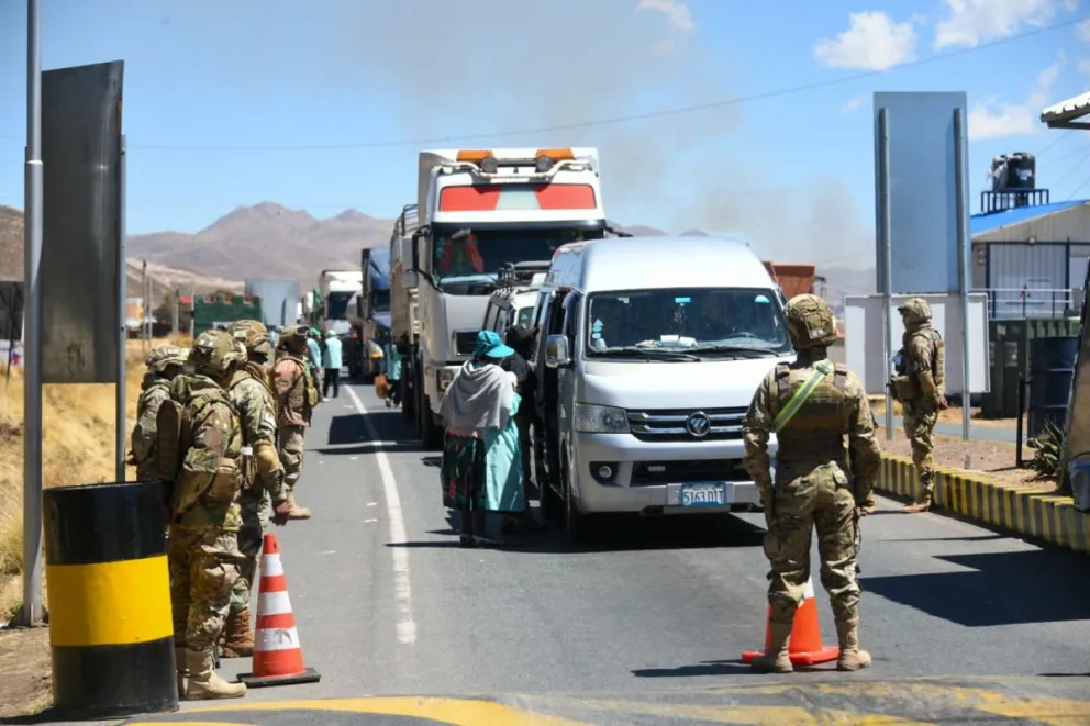 Efectivos militares controlan en una tranca. Foto: ABI (archivo)