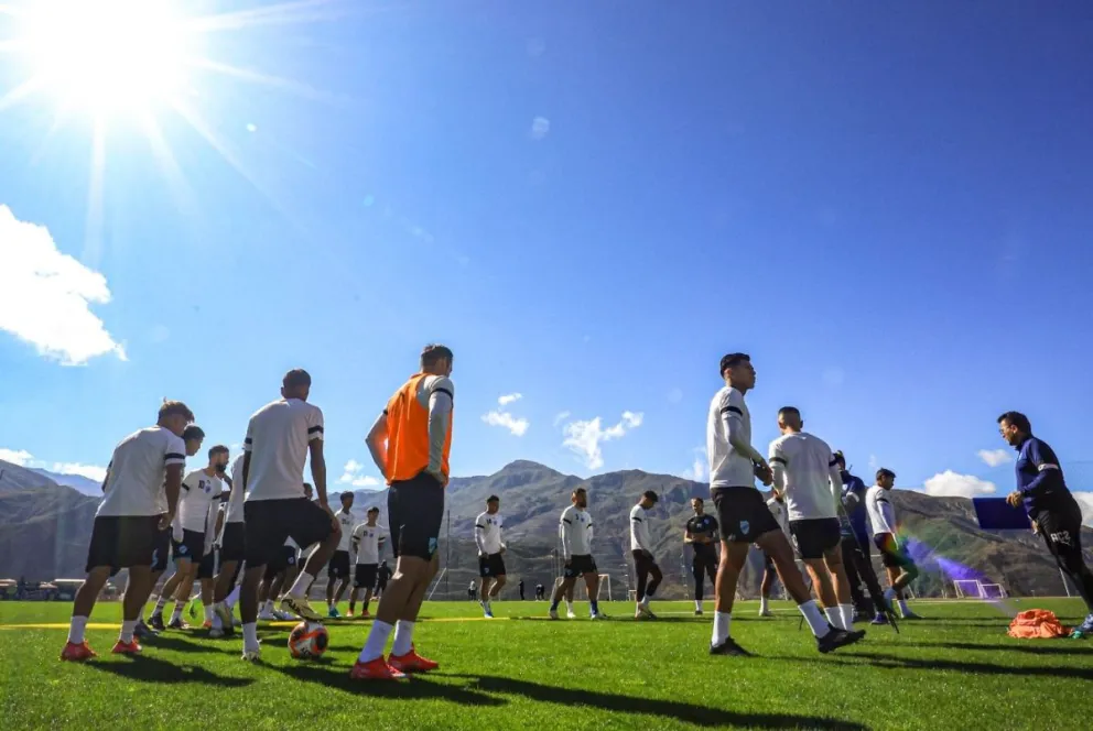 Uno de los entrenamientos de los bolivaristas en sus predios de Ananta. Foto: CB